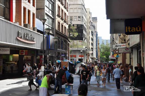 Rua comercial para pedestres no centro de Porto Alegre, no Rio Grande do Sul